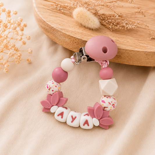 Gepersonaliseerd speenkoord ‘Half Flowers’ met roze kralen en naam Aya