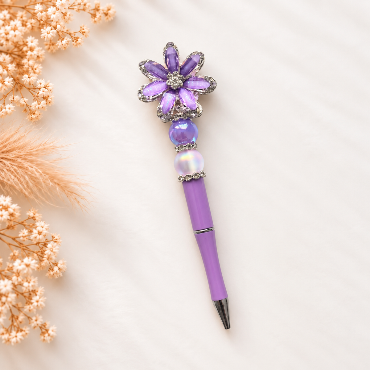 Luxe paarse hervulbare kralenpen Purple Flower met decoratieve bloem, glanzende kralen en zilverkleurige details