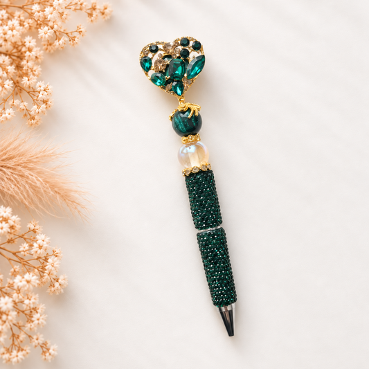 Luxe handgemaakte kralenpen Emerald Muse in donkergroene tinten met gouden details en hartvormige decoratie