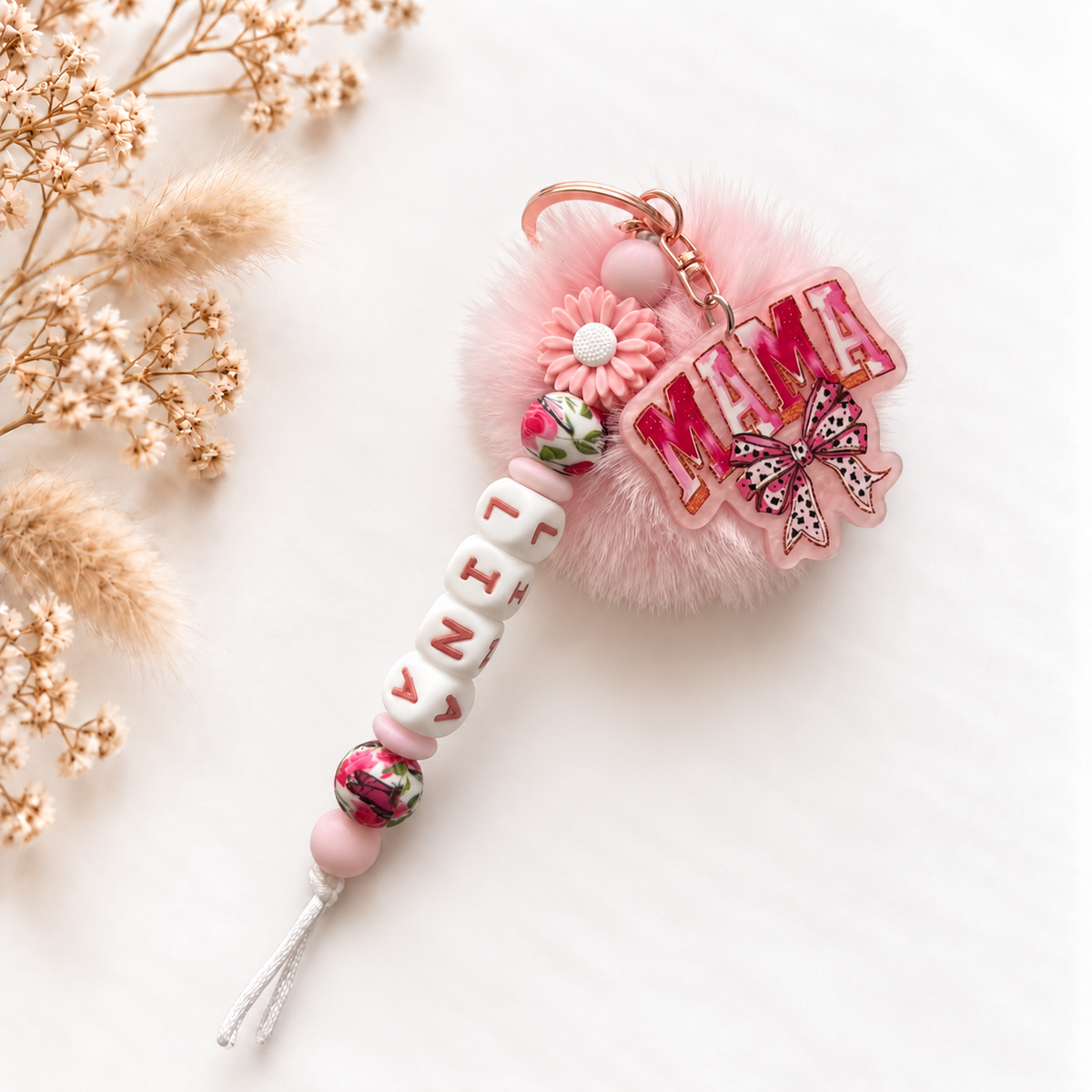 Luxe roze sleutelhanger met naam Mama Bloom, bloemdetails en MAMA-hanger