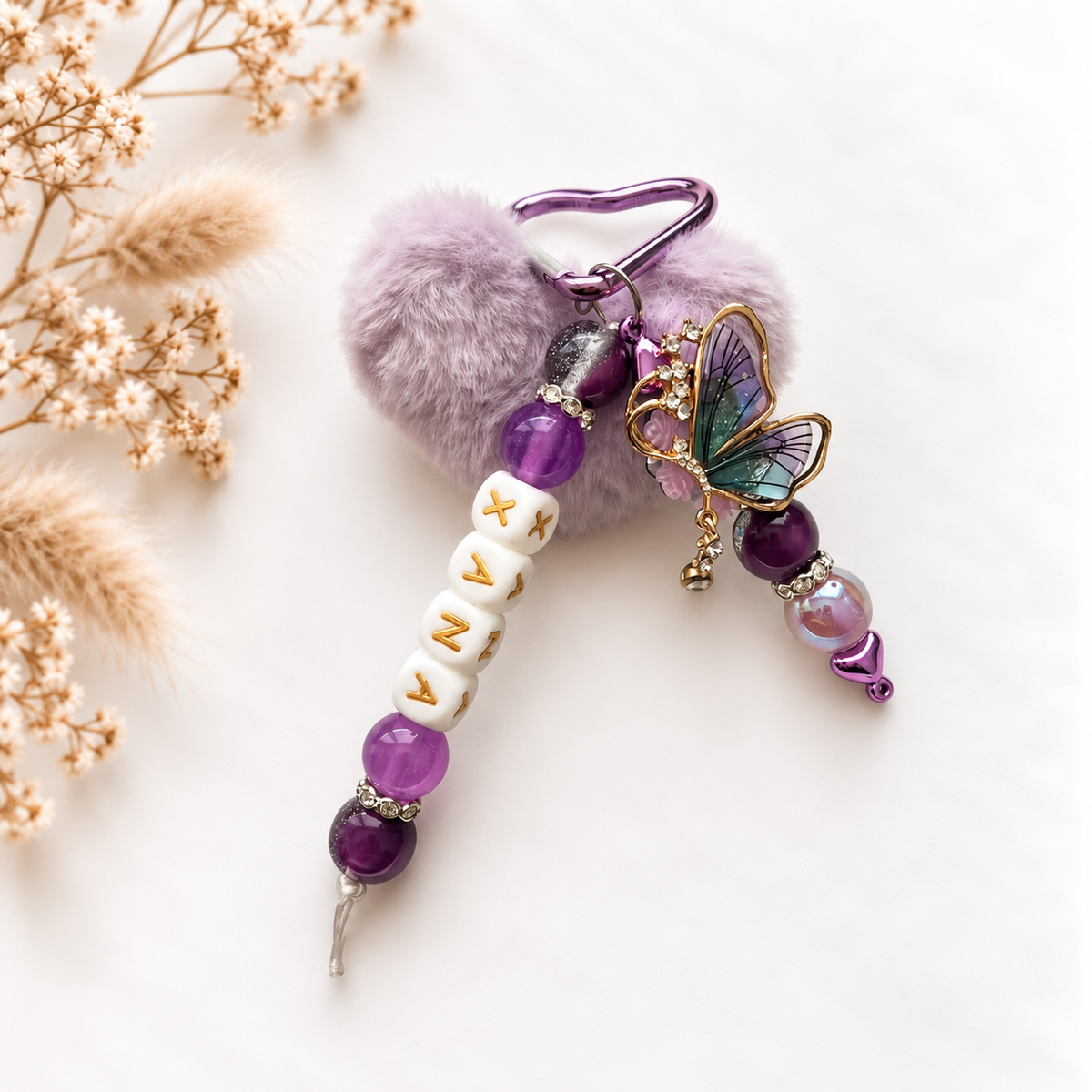 Luxe paarse tassenhanger met naam en vlinder, Lavender Flutter, handgemaakt door CA Design