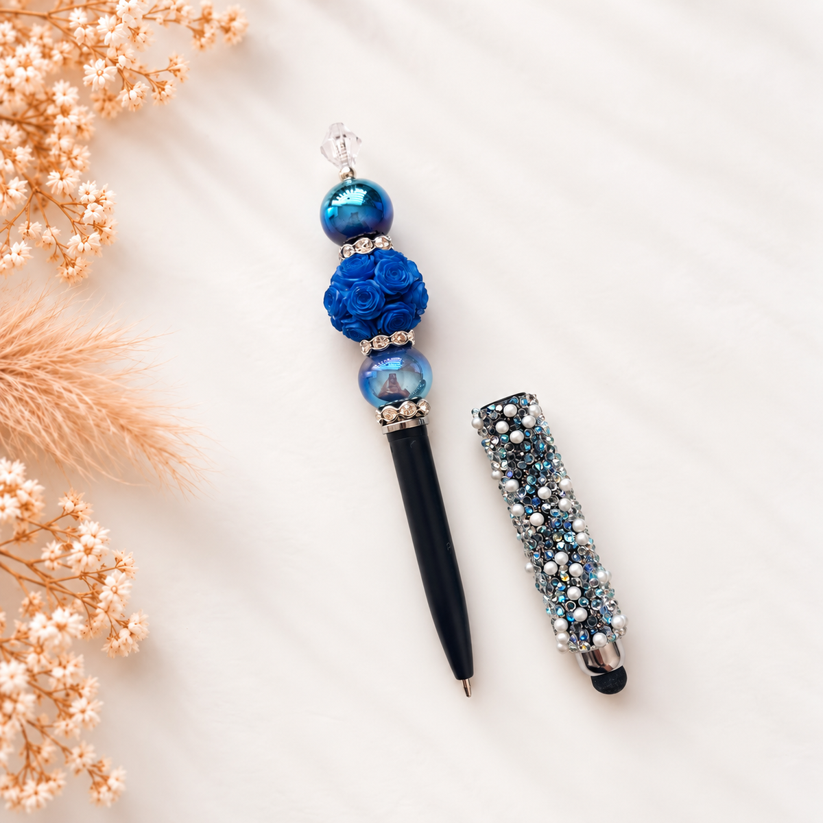 Luxe touchpen Sapphire Bloom in blauwe tinten met blauwe rozen, kralen en zilveren details en een ingebouwde pen
