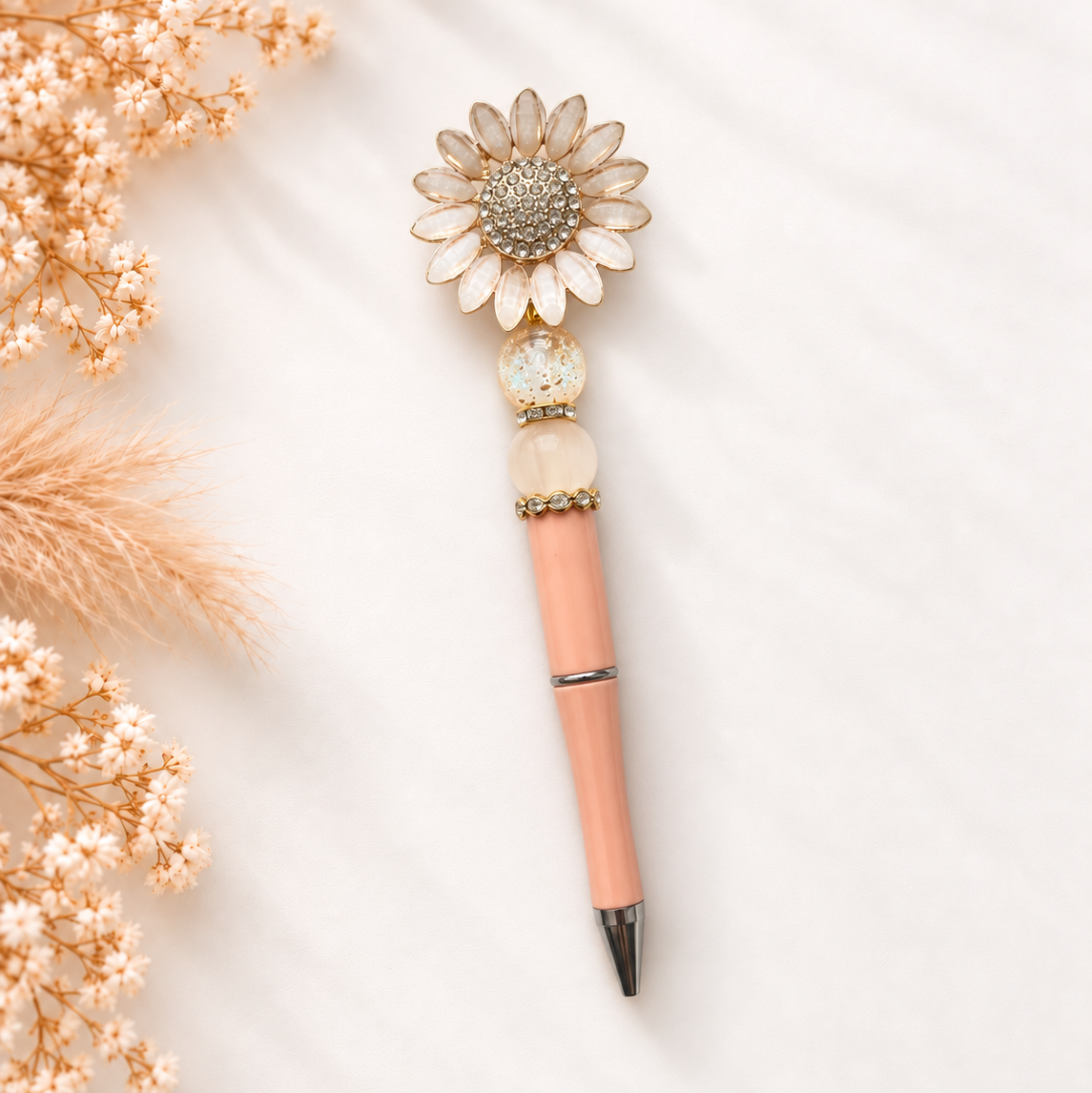 Premium kralenpen Blush Pearl in zachte perziktinten met sierlijke bloem en gouden details