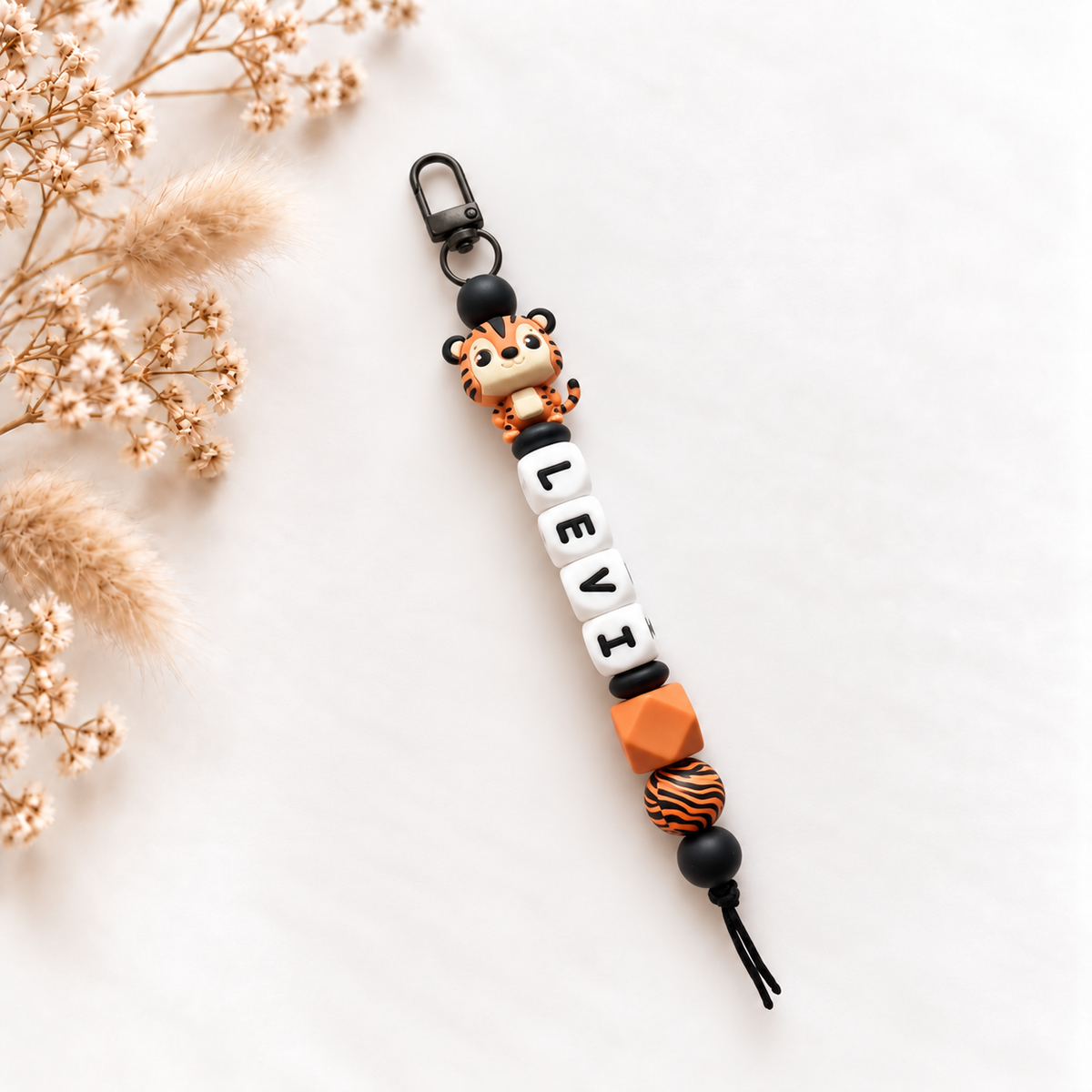 Gepersonaliseerde Tiger Cub sleutelhanger met naam in oranje, zwart en wit met tijgerfiguurtje