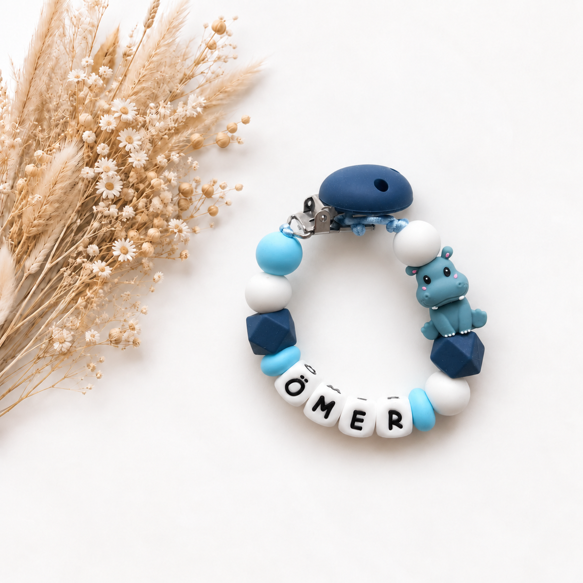 Handgemaakt blauw speenkoord met naam Omer en schattig blauw nijlpaardje