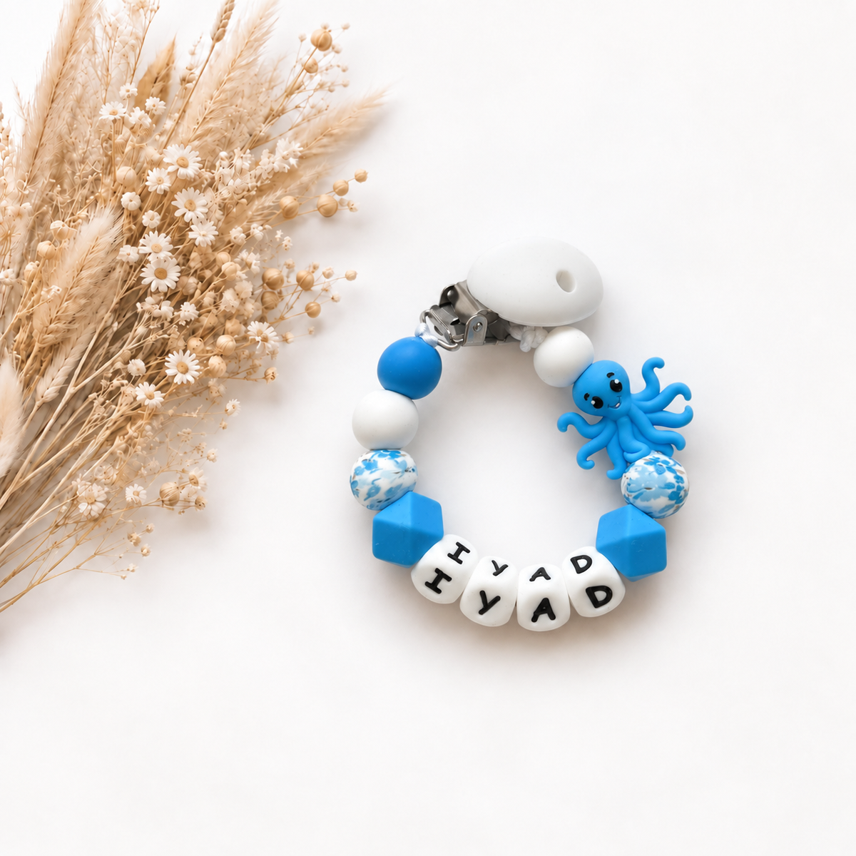 Handgemaakt blauw en wit speenkoord met naam Iyad en schattige blauwe octopus