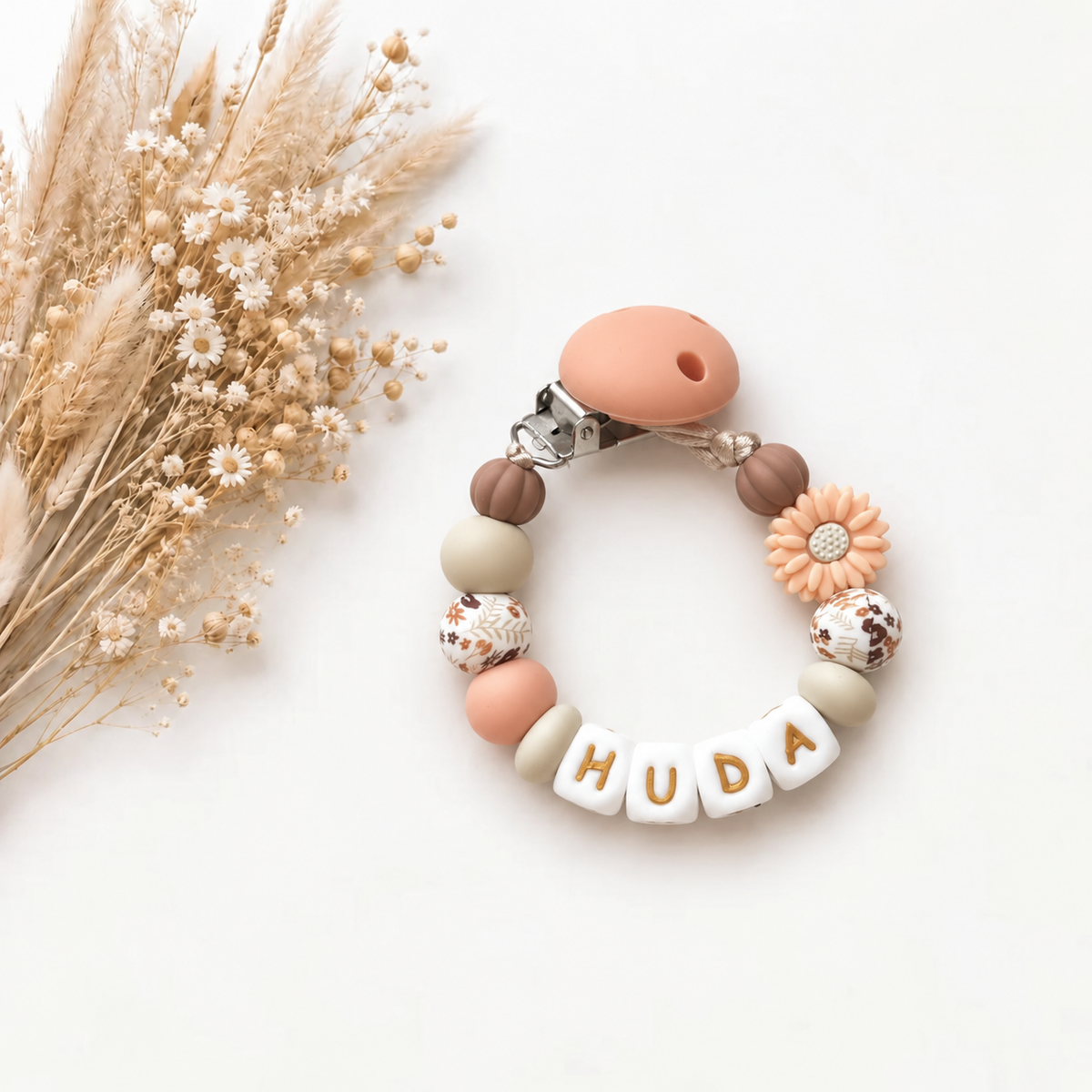 Handgemaakt speenkoord met naam ‘Peach Daisy’ in perzik-, beige- en bruintinten met een bloemenkraal