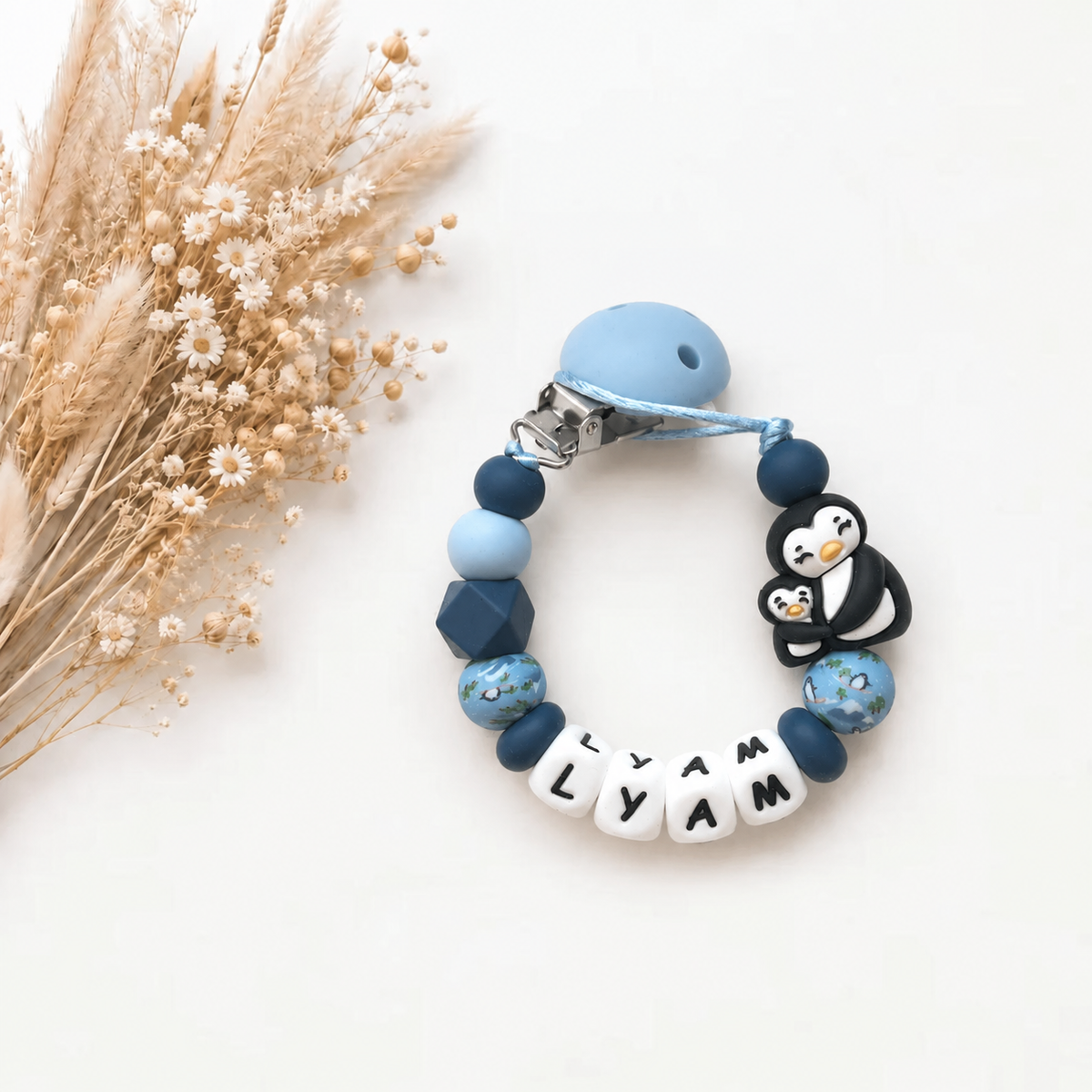 Handgemaakt speenkoord met naam ‘Penguin Love’ in blauwe tinten met schattig pinguïndesign