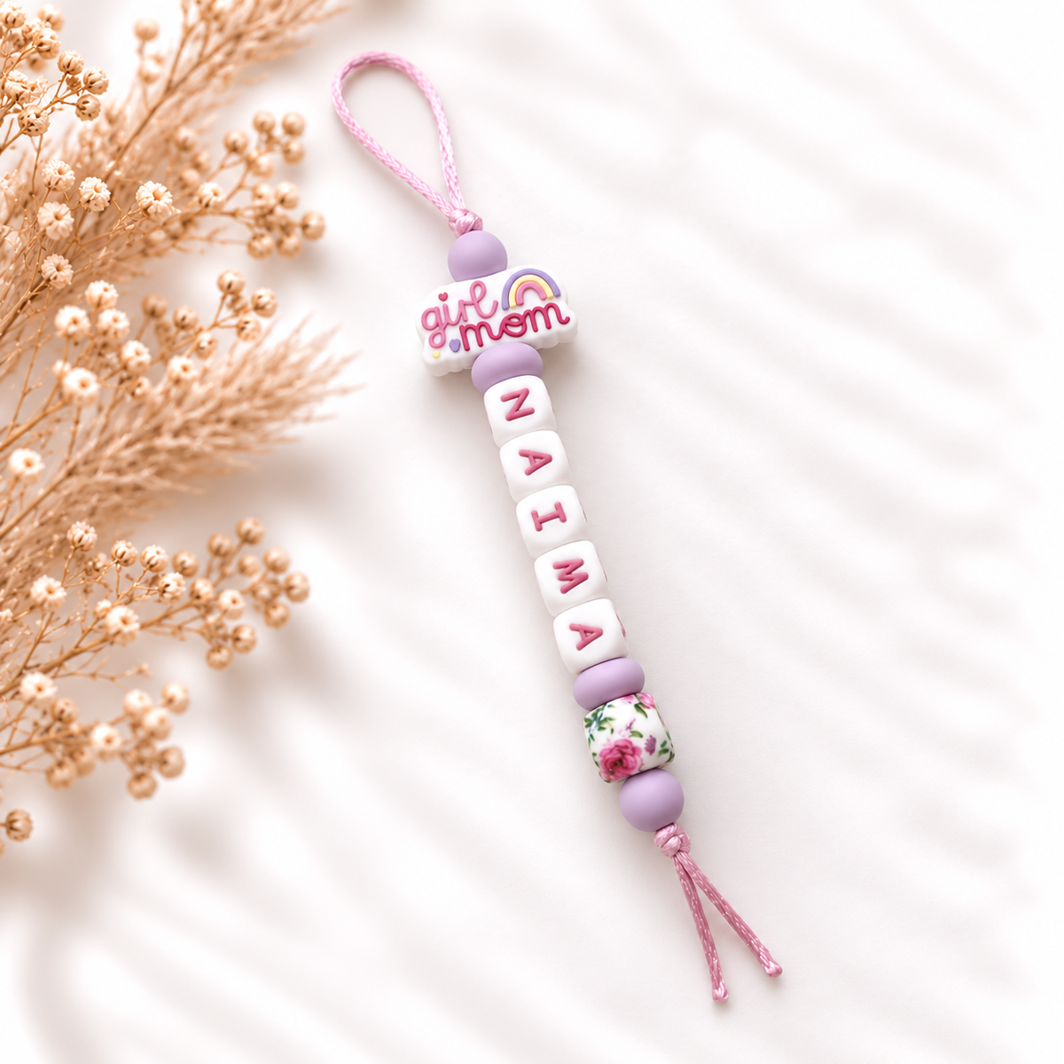 Handgemaakte tassenhanger met naam en Girl Mom-bedeltje in lila en roze