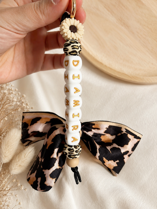 Premium sleutelhanger met naam ‘Wild Leopard Bow’