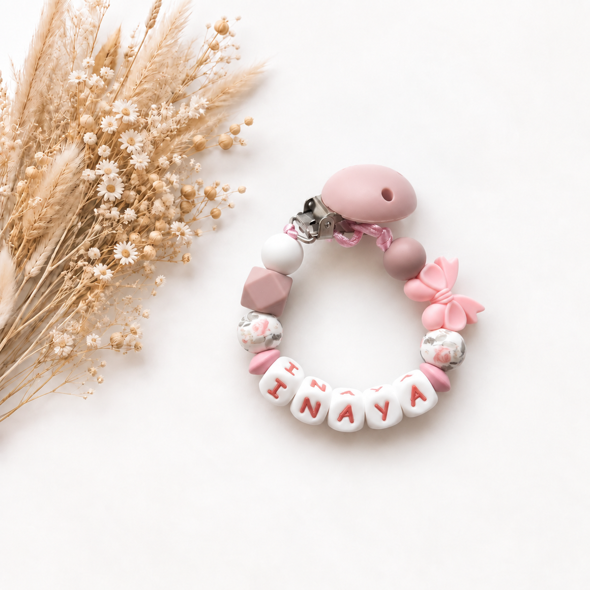 Gepersonaliseerd speenkoord ‘Blush Blossom’ met roze kralen, bloemen en sierlijke strik
