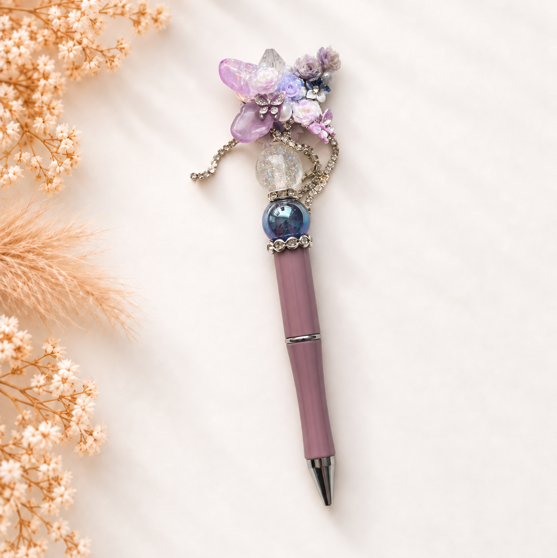 Luxe kralenpen Lilac Grace in lila tinten met sierlijke bloemen, vlinder en fonkelende details