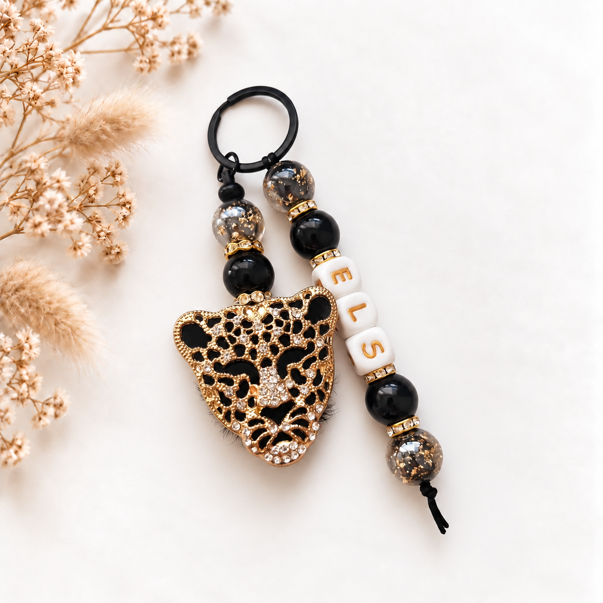 Luxe sleutel- en tassenhanger Black Leopard met naam in zwart en goud en luipaarddetail