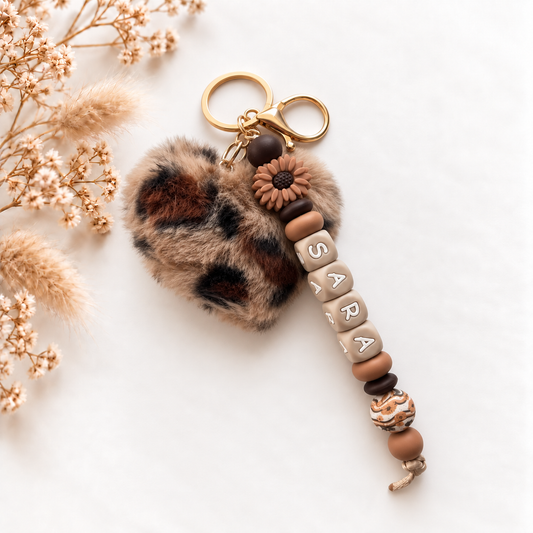 Luxe gepersonaliseerde sleutelhanger met naam Cocoa Bloom in bruine tinten met bloemdetail en koeienprint