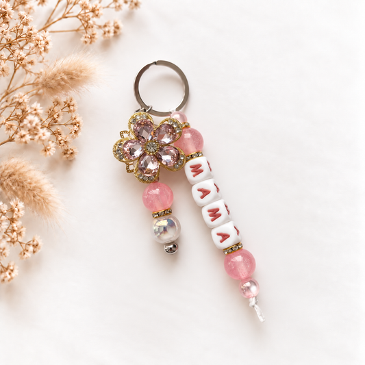 Luxe roze sleutelhanger met naam MAMA en bloemdetail