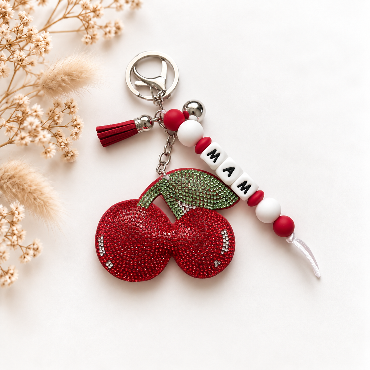 Luxe sleutelhanger en tassenhanger met naam MAM en glinsterende rode kers