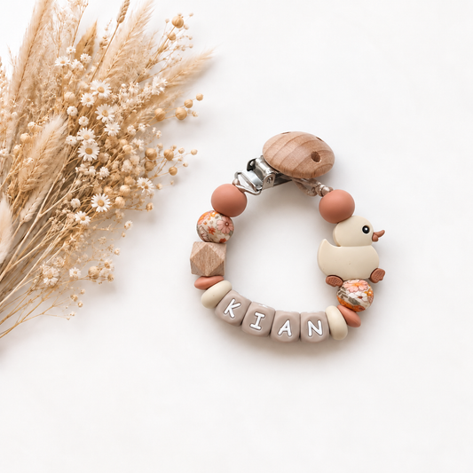 Luxe speenkoord met naam Kian in beige en terracotta met schattig eendje en bloemenprint
