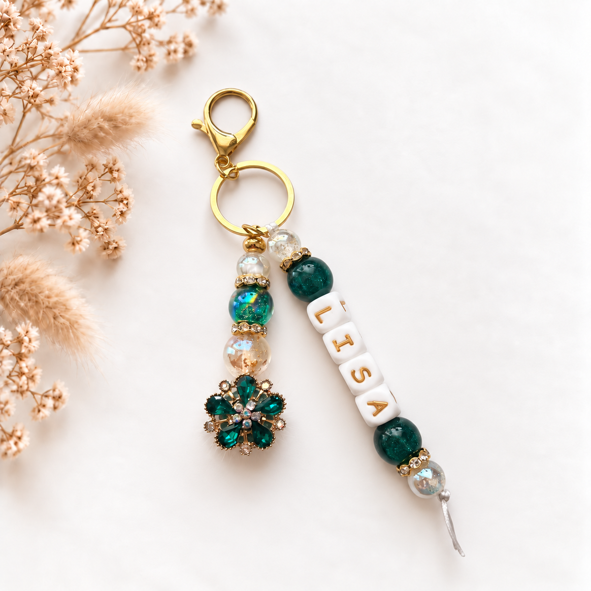 Luxe groene tassenhanger met naam Lisa, gouden details en sierlijke bloem