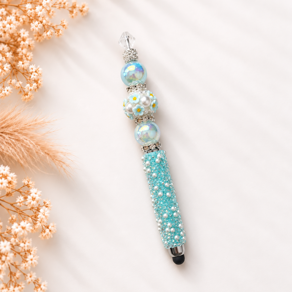 Luxe touchpen Aqua Pearl in aquatinten met witte parels, bloemetjes en zilveren details met ingebouwde pen