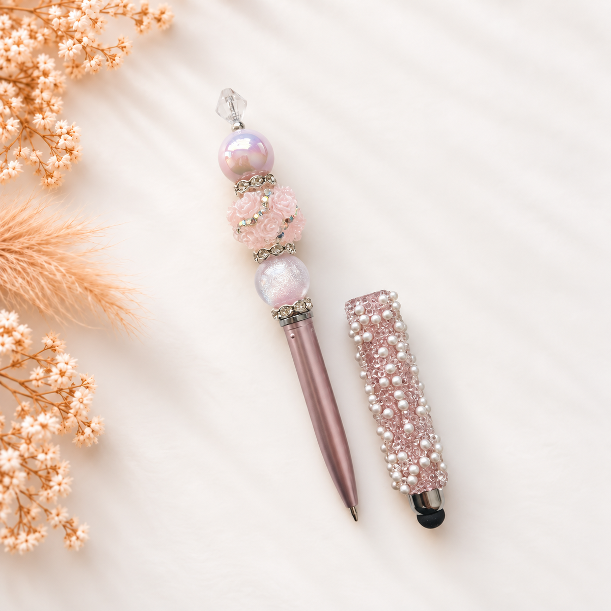 Luxe touchpen Rose Pearl in zachte roze tinten met rozen, parels en zilveren details met ingebouwde pen