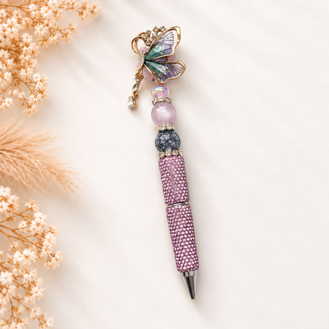 Premium kralenpen Lavender Flutter in lila en paarse tinten met sprankelende details en vlinder