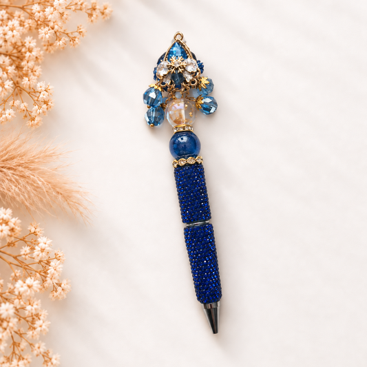 Premium kralenpen Sapphire Muse in diepe blauwtinten met fonkelende kralen, gouden details en sierlijke hanger
