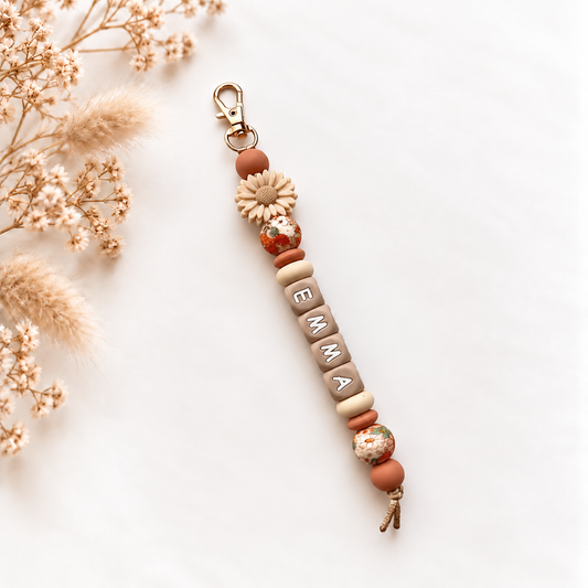 Handgemaakte sleutelhanger met naam Autumn Daisy in beige, crème en terracotta tinten met bloemendetails