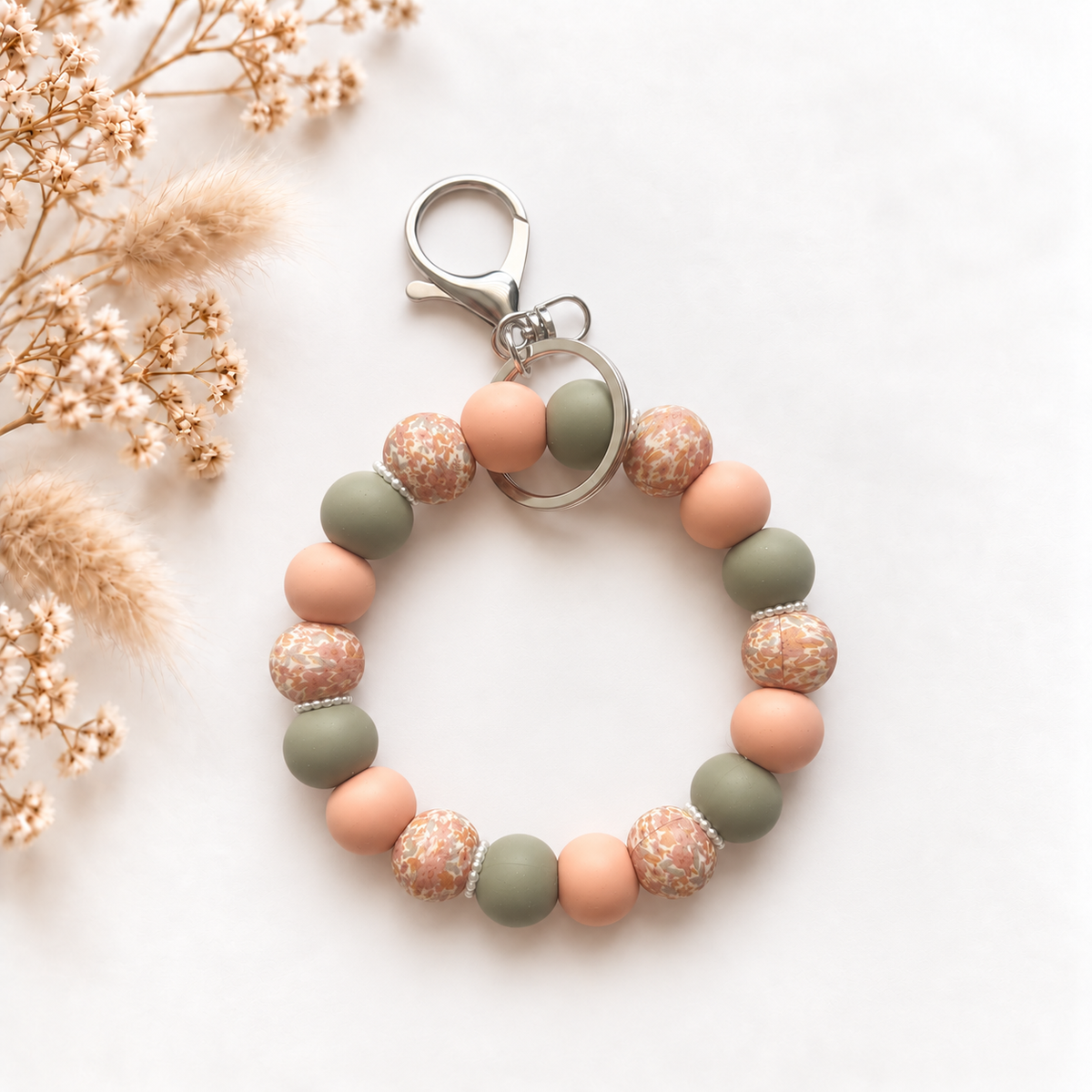 Sleutelwristlet Peach Sage in zachte perzik- en saliegroene tinten met bloemendetails