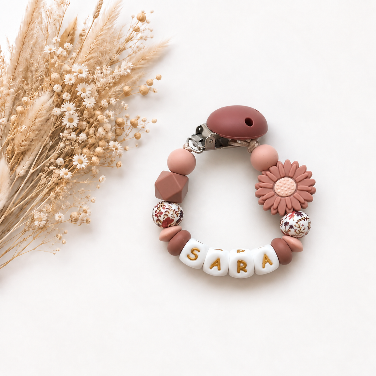 Roze speenkoord met naam Dusty Bloom met bloemdetails en oudroze kralen