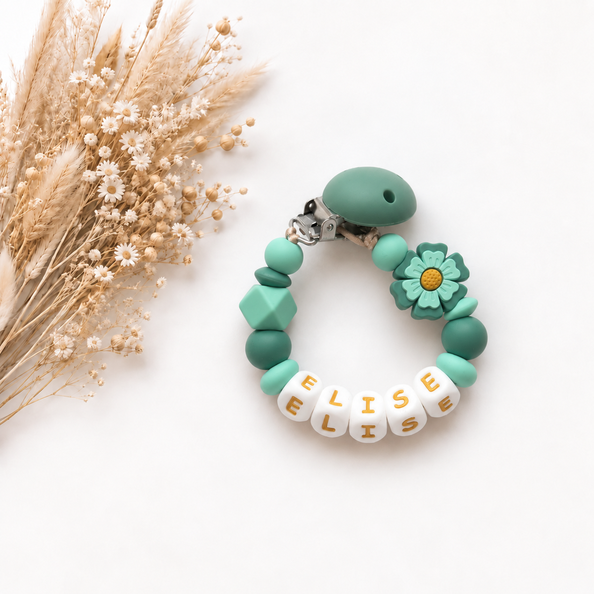 Handgemaakt groen speenkoord met naam Elise, bloemdetail en goudkleurige letters