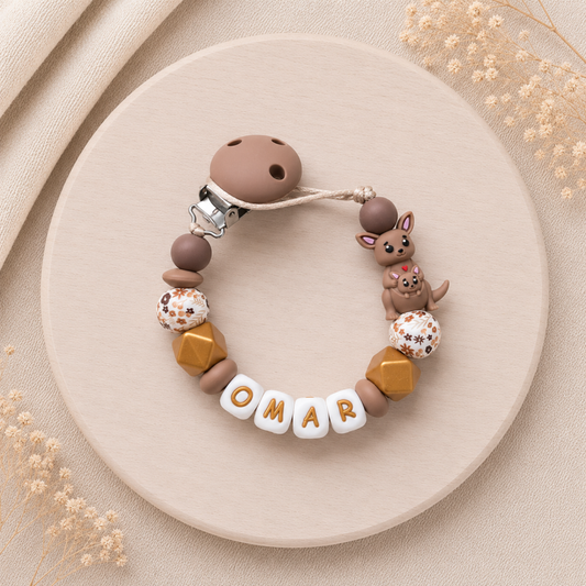 Gepersonaliseerd speenkoord met naam Kangoeroe Love in bruintinten met kangoeroe en baby