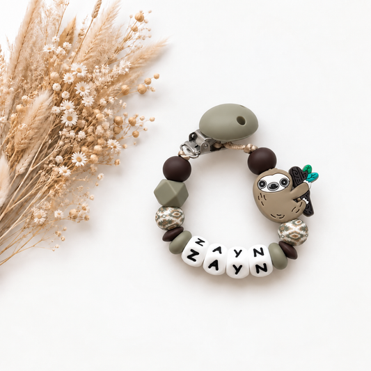 Handgemaakt speenkoord met naam ‘Lazy Sloth’ in beige- en bruintinten met schattige luiaardkraal