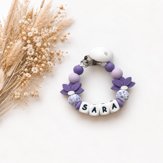 Paars en lila speenkoord met naam Sara en bloemdetails
