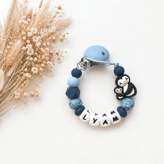Handgemaakt speenkoord met naam ‘Penguin Love’ in blauwe tinten met schattig pinguïndesign
