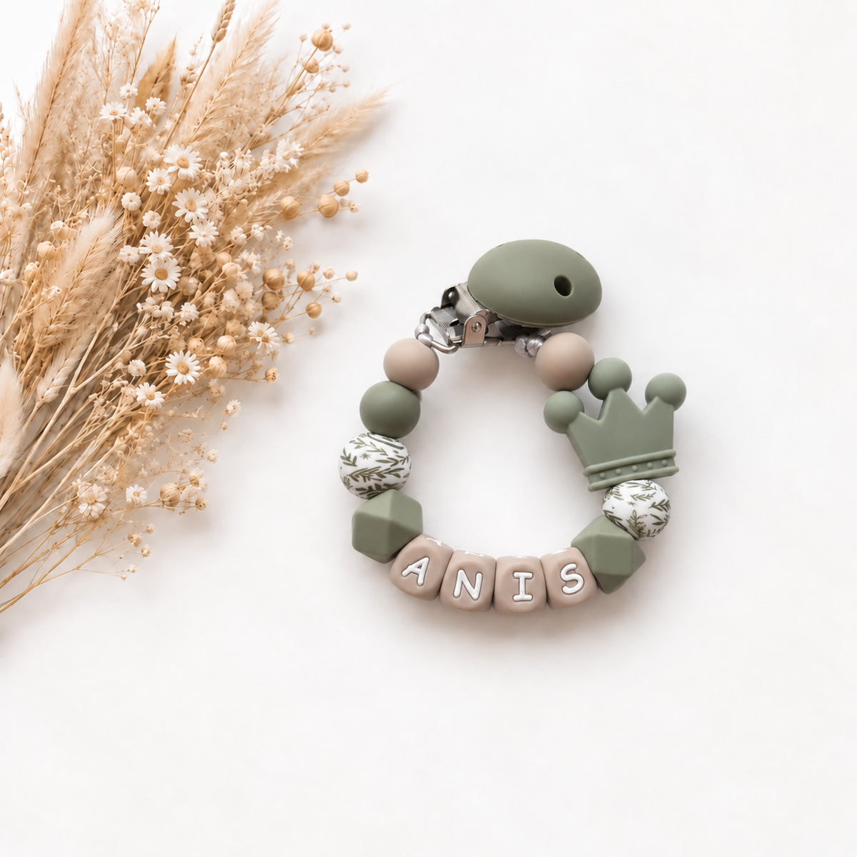 Handgemaakt speenkoord met naam Lyam in saliegroen en taupe met botanische details en een kroon