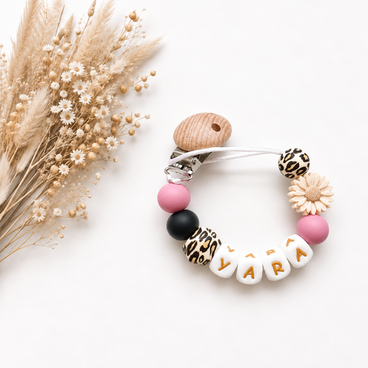 Handgemaakt speenkoord met naam ‘Wild Daisy’ met roze en zwarte kralen, bloemkraal en leopardprint
