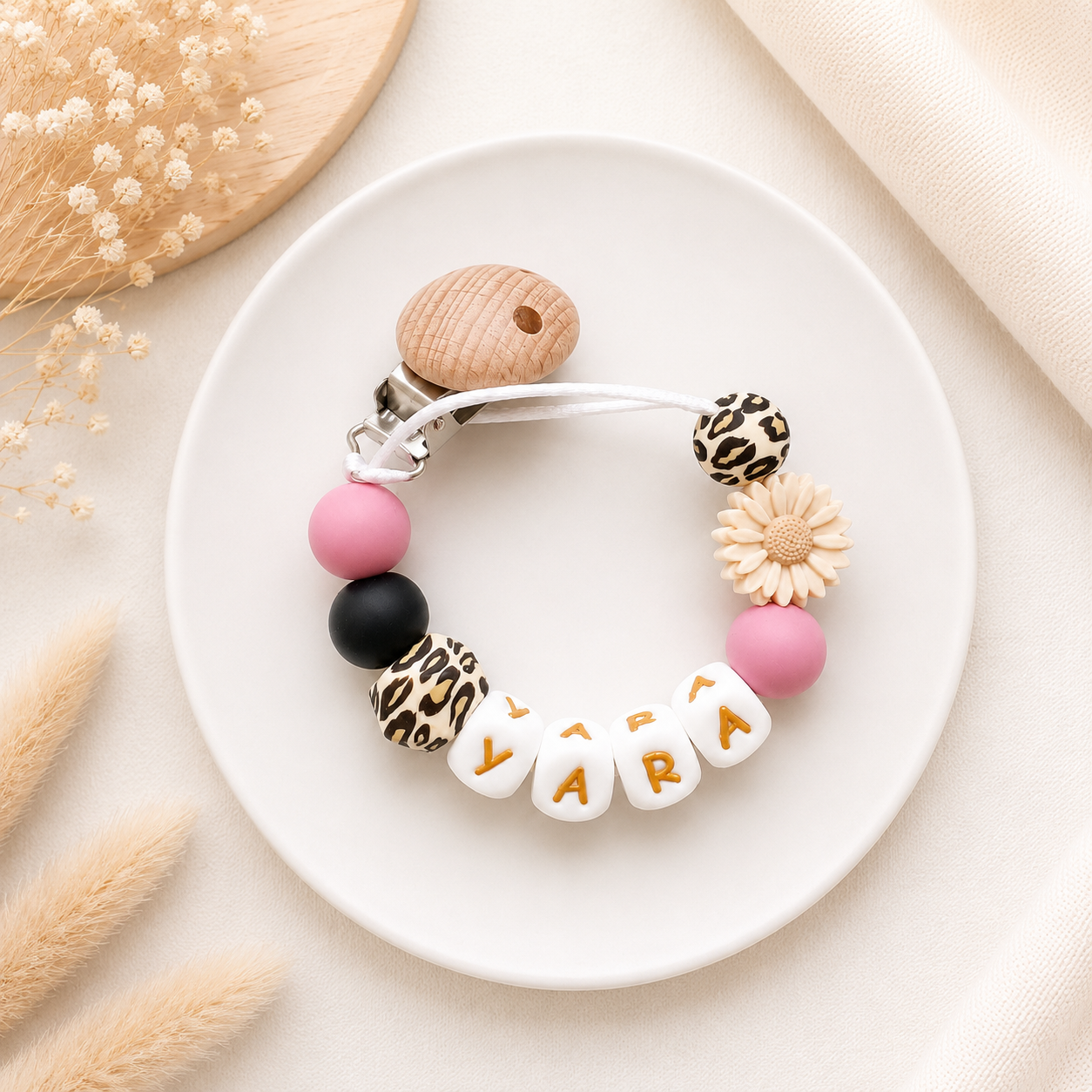 Speenkoord met naam Wild Daisy in roze en zwart met bloemkraal en leopardprint