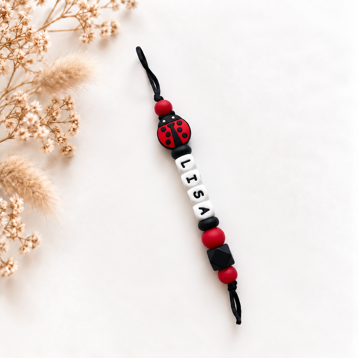 Gepersonaliseerde rode en zwarte tassenhanger met naam Ladybug Love en lieveheersbeestje