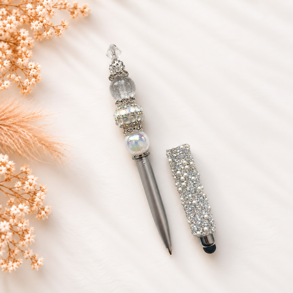Luxe touchpen Silver Aurora in zilveren en parelwitte tinten met sprankelende details en parelaccenten met ingebouwde pen