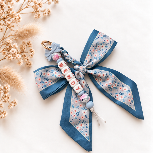 Luxe handgemaakte sleutelhanger met naam Blue Blossom Bow met blauwe strik, vlinder en kralen
