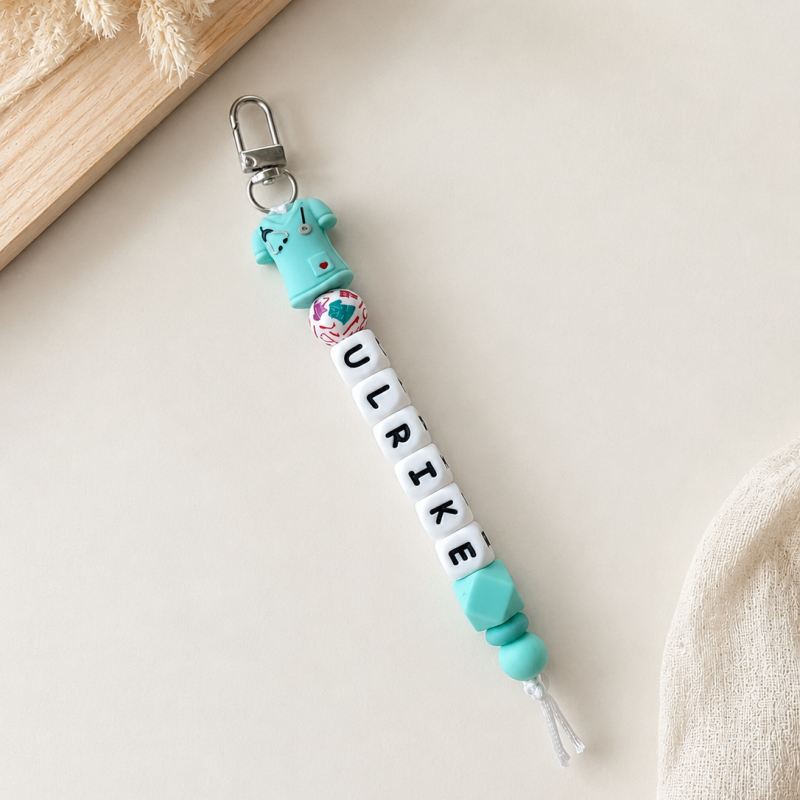 Sleutelhanger met naam Care Shirt in blauw met zorguniform-figuurtje