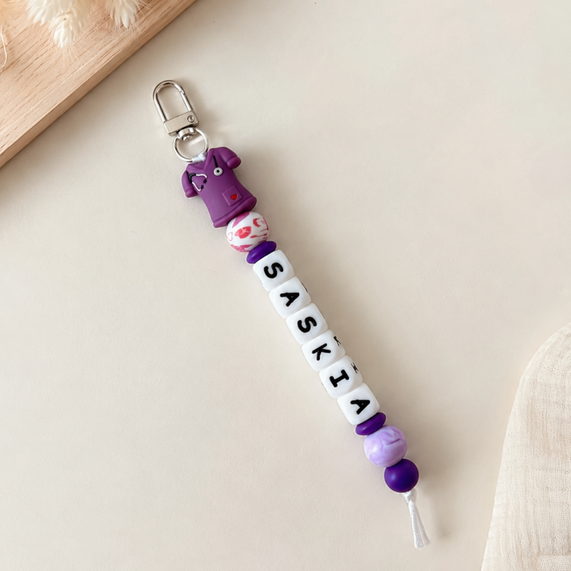 Sleutelhanger met naam Care Shirt in paars met zorguniform-bedeltje
