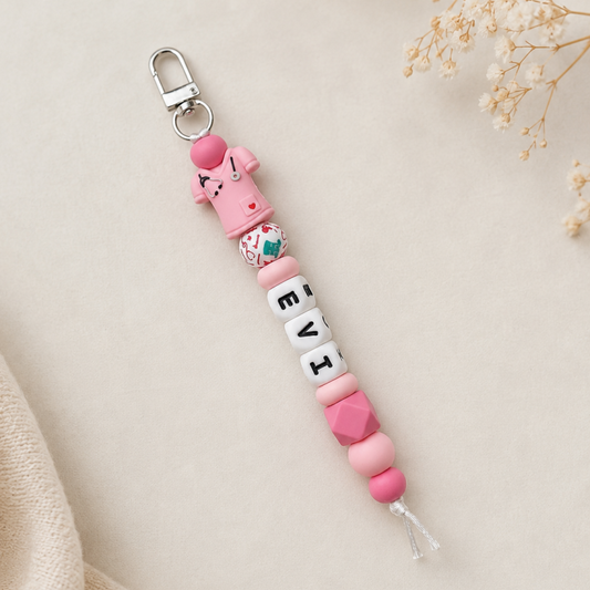 Sleutelhanger met naam Care Shirt in roze met zorguniform-figuurtje