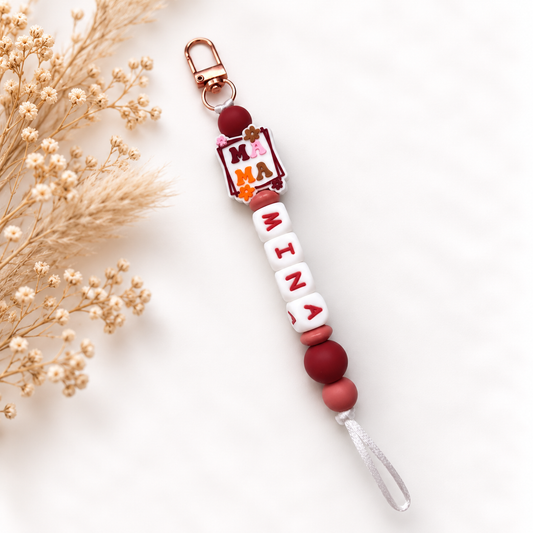 Handgemaakte sleutelhanger met naam Mama in rood en wit met kralen