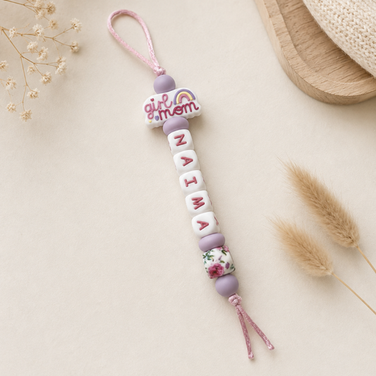 Handgemaakte tassenhanger met naam en Girl Mom-bedeltje in lila en roze