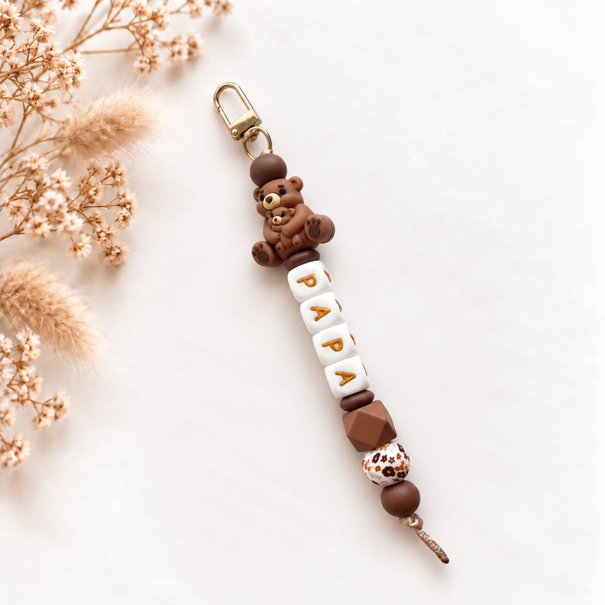 Handgemaakte tassenhanger met naam Teddy Love en teddybeer in beige en bruintinten